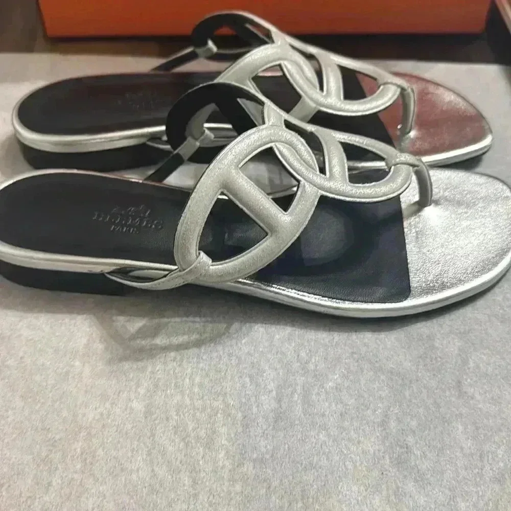 Hermes
Metallic Suede Goatskin
Beach Sandals 38 Silver - Picture 12 of 13
